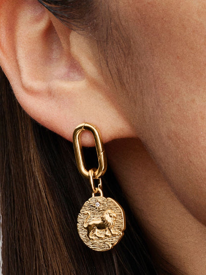 Lion Medallion Charm
14k gold plating
