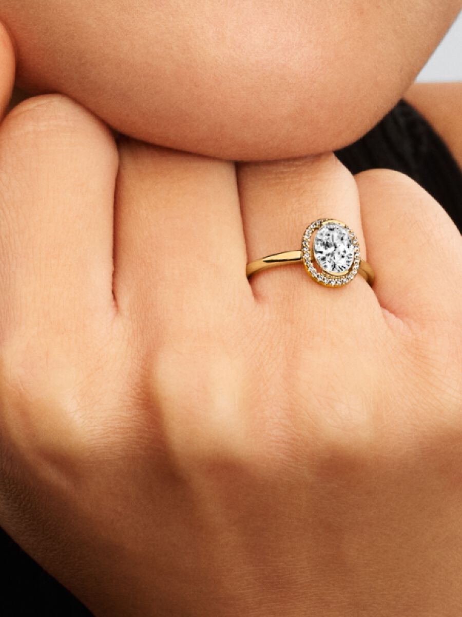 Oval Sparkling Halo Ring
14k gold plating