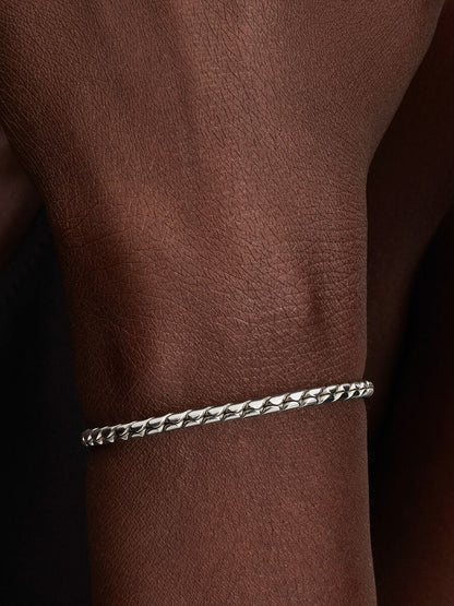 Round Clasp Wing Chain Bracelet
Sterling silver